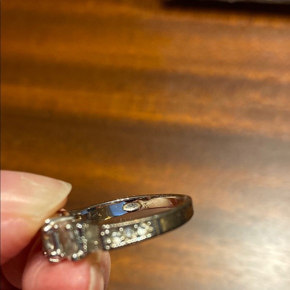 Elegant Avon Silver Tone Women's Ring with Clear Stones - Picture 4 of 6